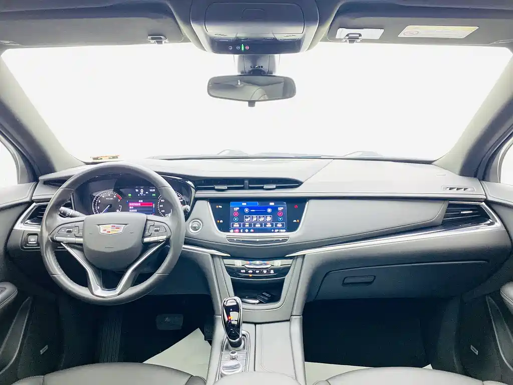 Cadillac XT6 2021 28T мест