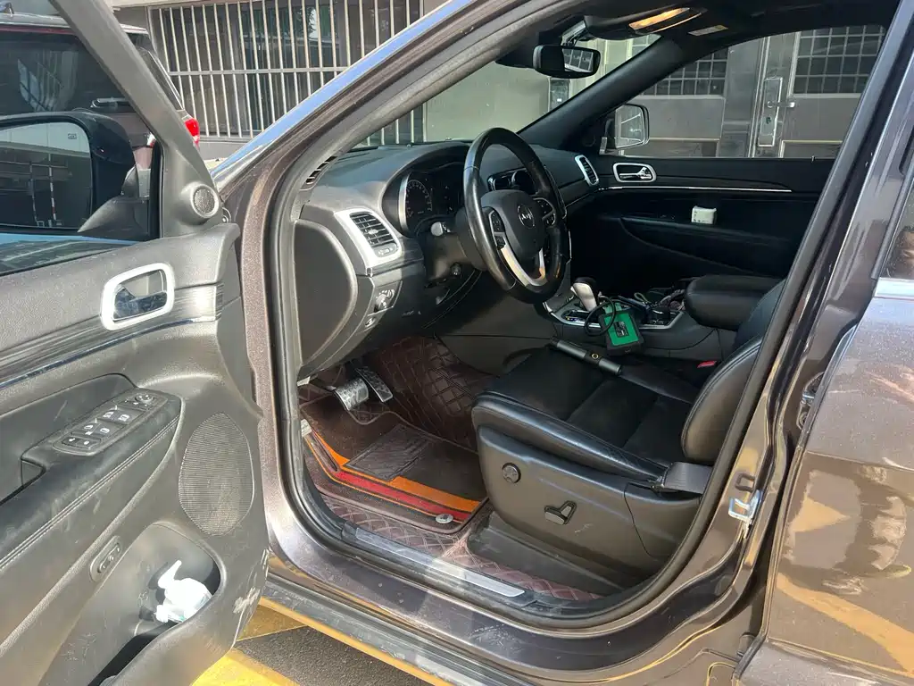 Jeep Grand Cherokee (Import) 3.0L Elite Navigation Edition, фото 2