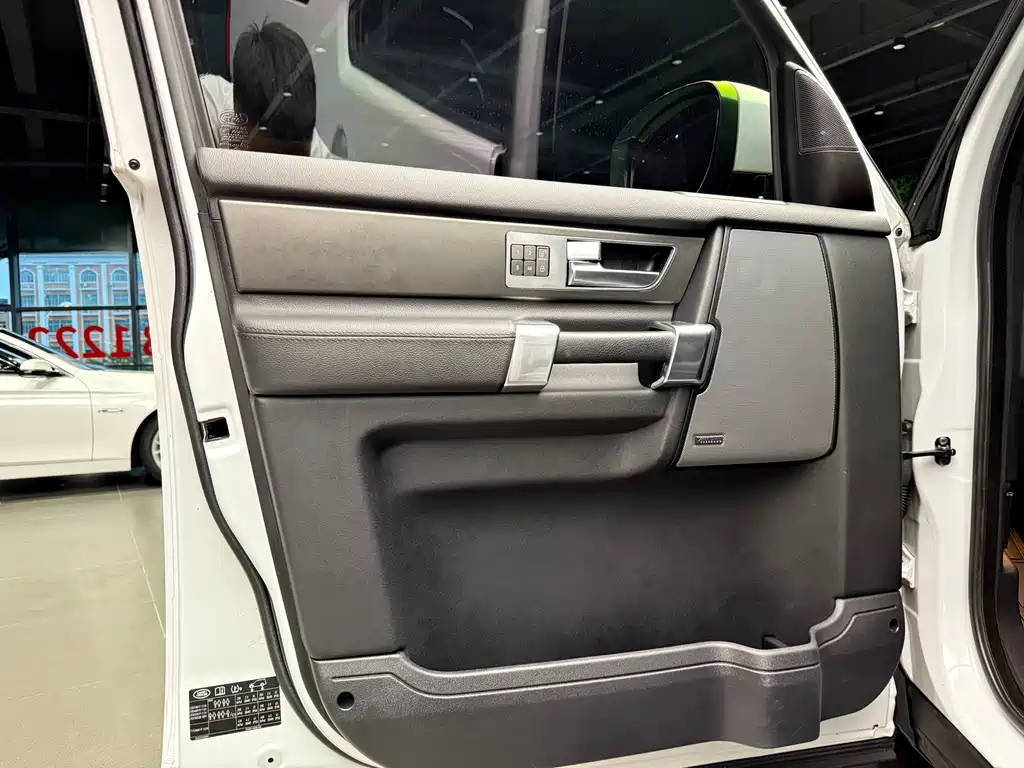 Land Rover Discovery — миниатюра 7