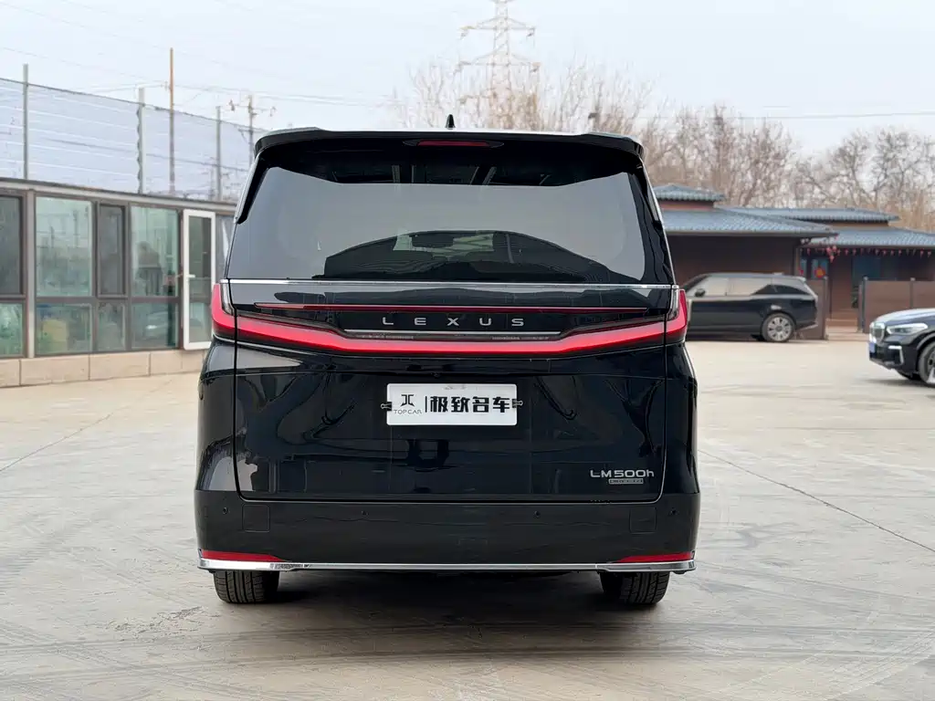 LEXUS LM