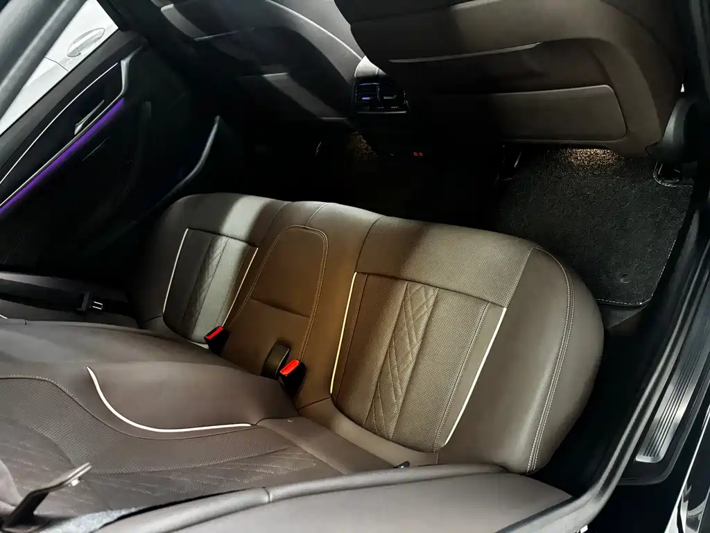 BMW 5 Series — миниатюра 13