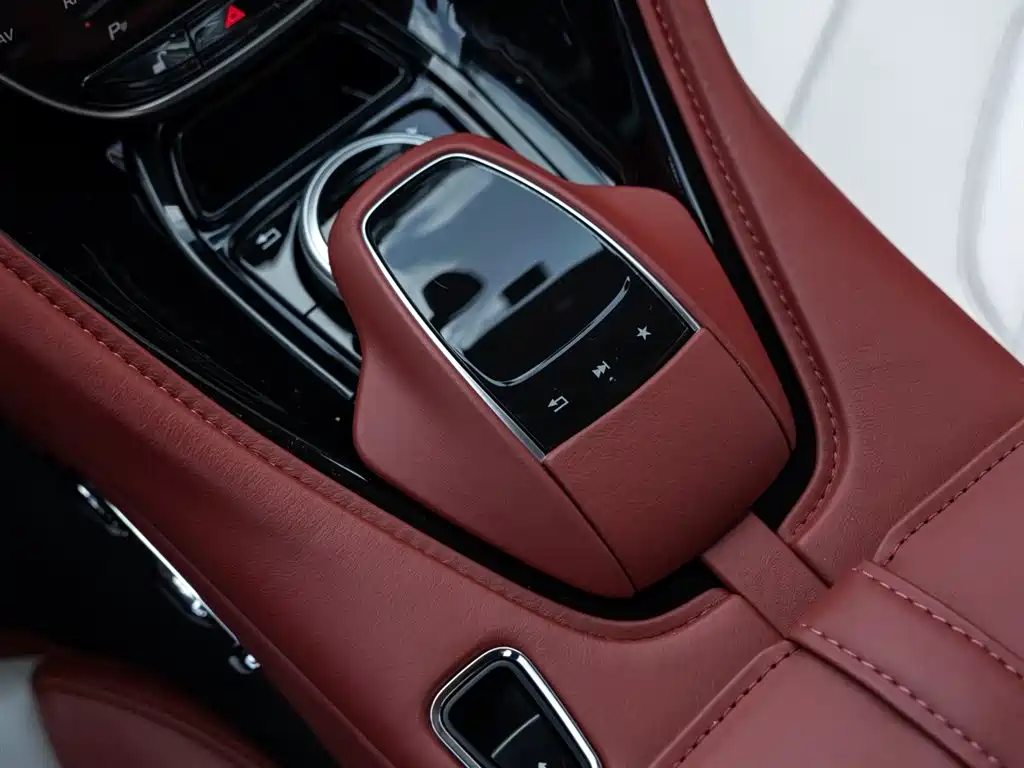 Aston Martin DBS — миниатюра 13