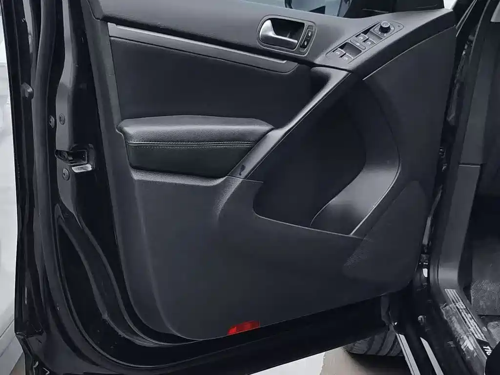 Volkswagen Tiguan 2015 1.8TSI AT Luxury