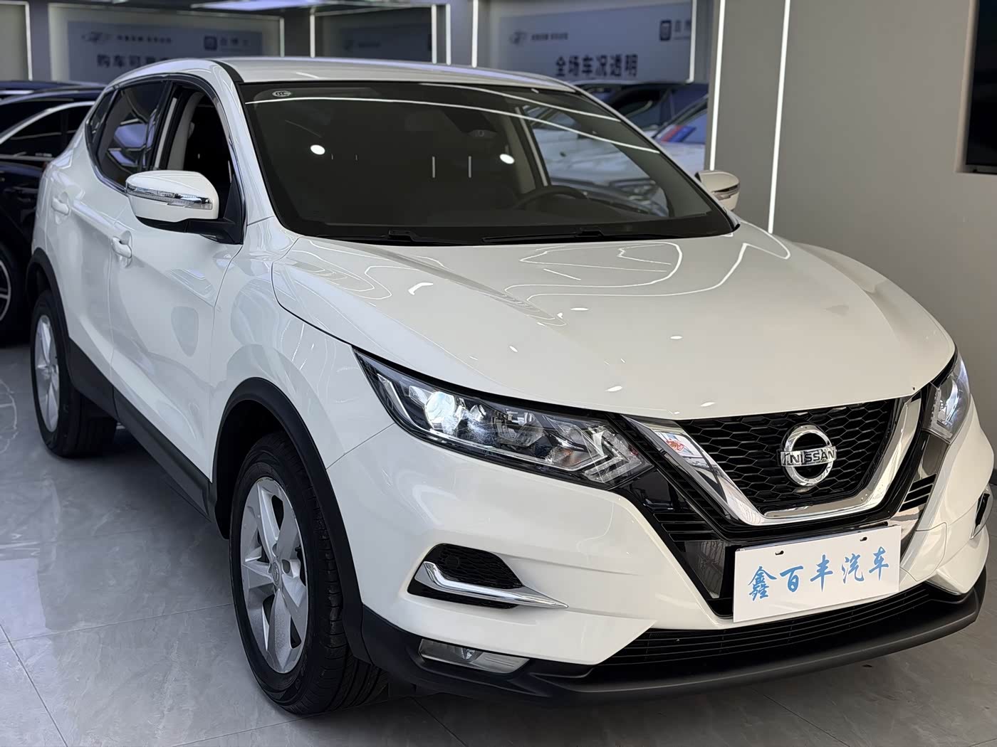 Nissan Qashqai 2.0 л 2023 г. Белый, пробег 16000 км