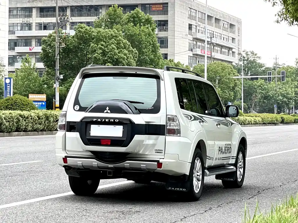 Mitsubishi Pajero (Import) — миниатюра 4