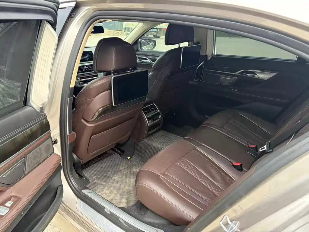 BMW 7 Series — миниатюра 3