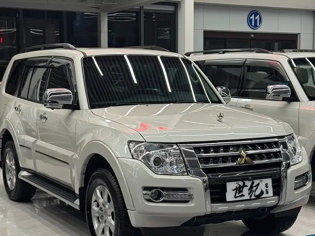 MITSUBISHI PAJERO
