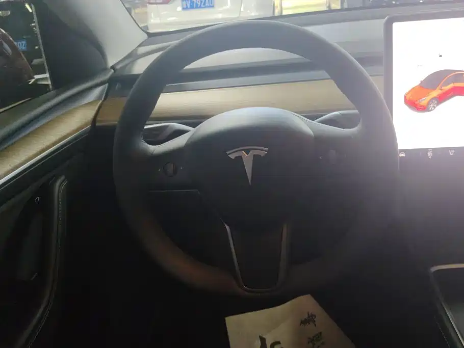 Tesla Model Y — миниатюра 15