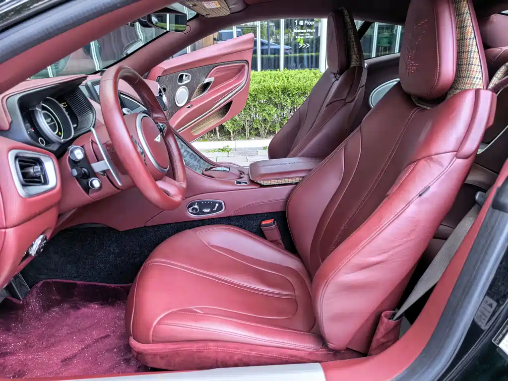 Aston Martin DB11 — миниатюра 20