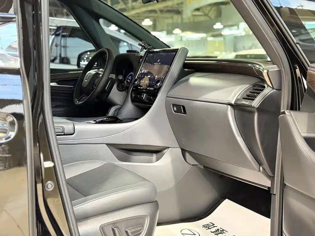 Toyota Vellfire — миниатюра 11