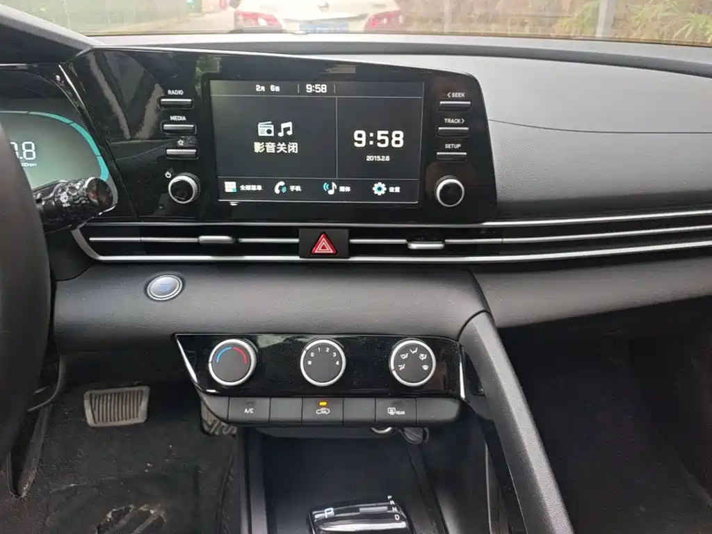 Hyundai Elantra — миниатюра 13