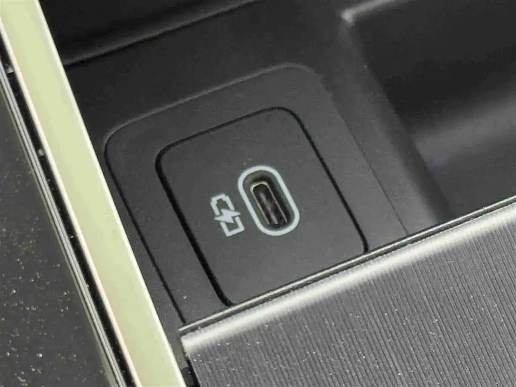 Land Rover Velar — миниатюра 17