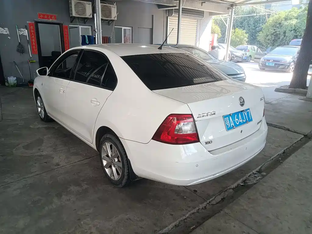 Skoda Rapid — миниатюра 8