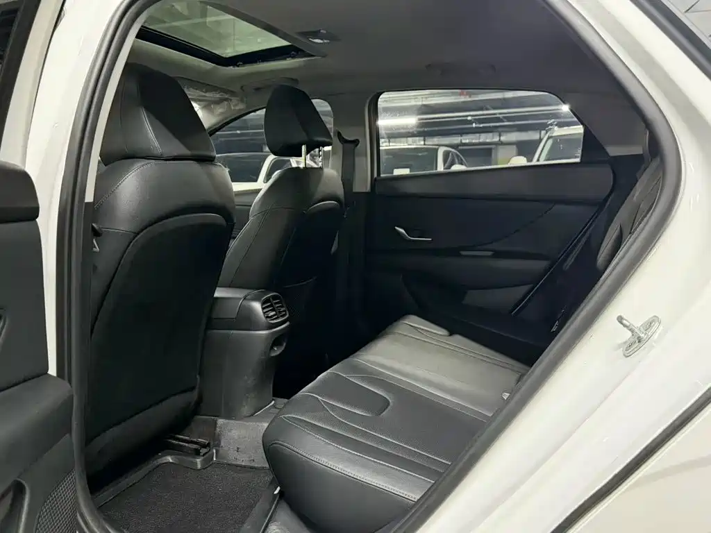 Hyundai Elantra — миниатюра 8