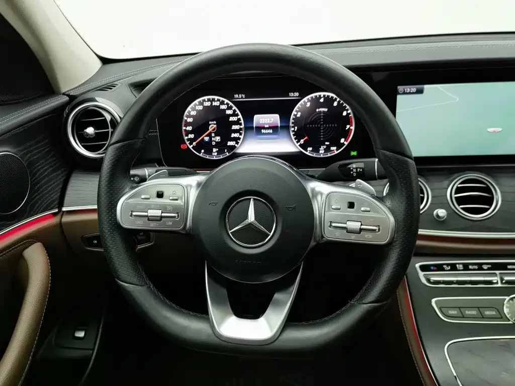 Mercedes-Benz E-Class — миниатюра 11