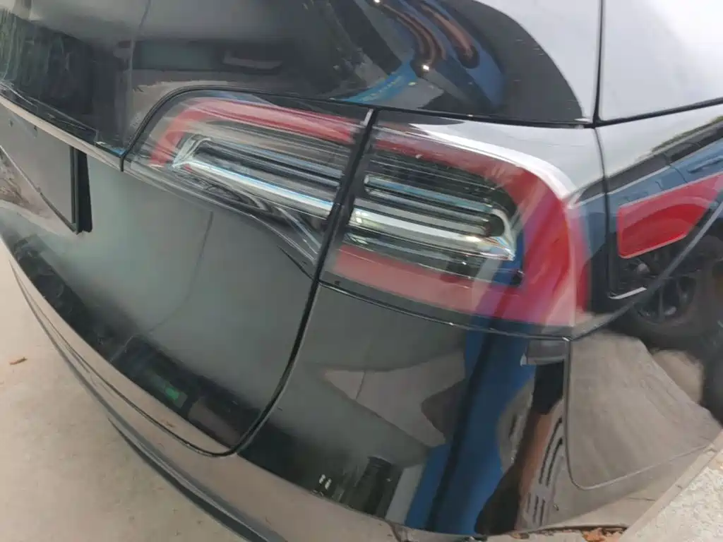 Tesla Model Y — миниатюра 8