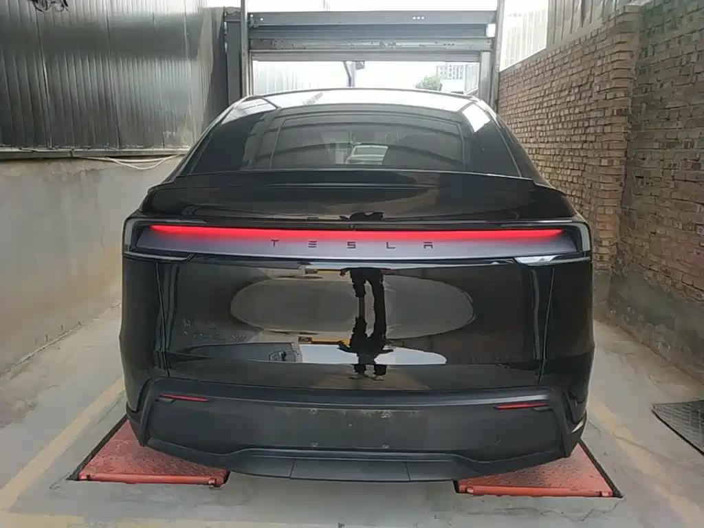Tesla Model Y L — миниатюра 6