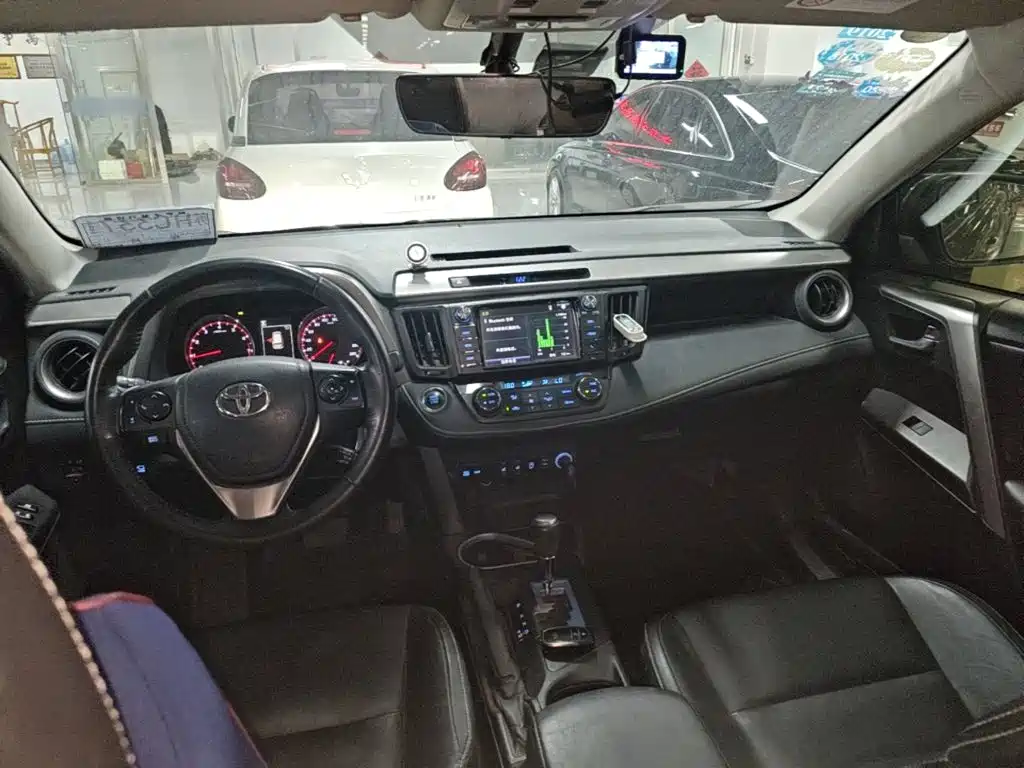 Toyota RAV4 — миниатюра 10