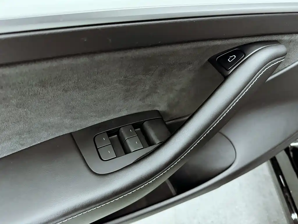Tesla Model 3 — миниатюра 16