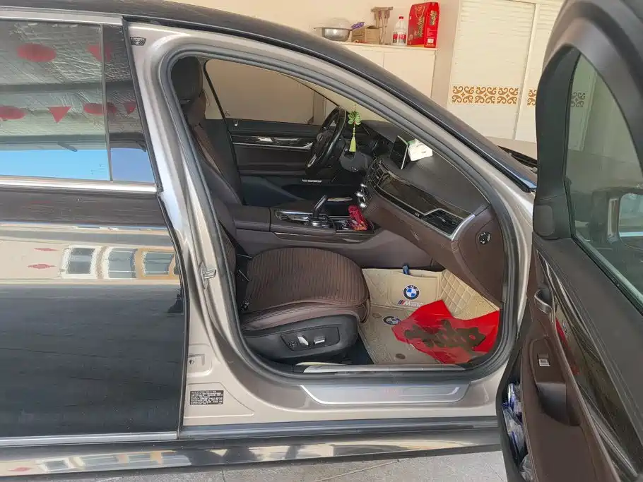 BMW 7 Series — миниатюра 8
