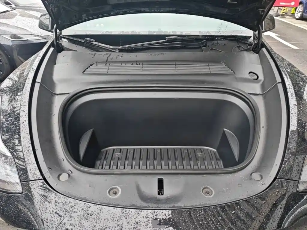 Tesla Model Y — миниатюра 20