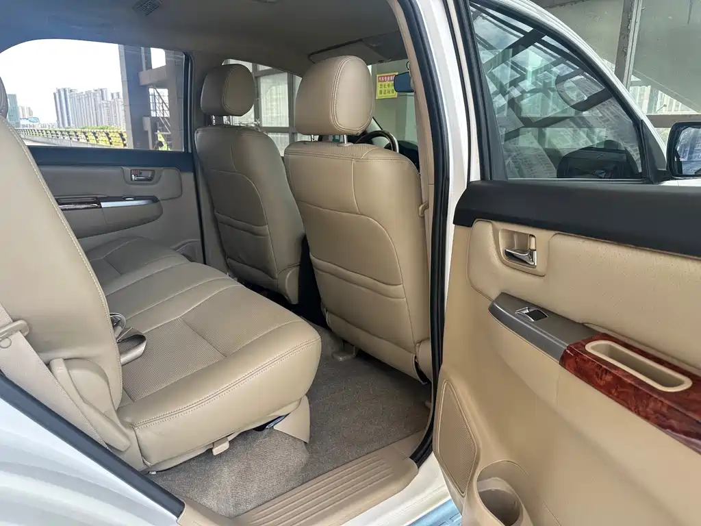 Toyota Fortuner — миниатюра 15