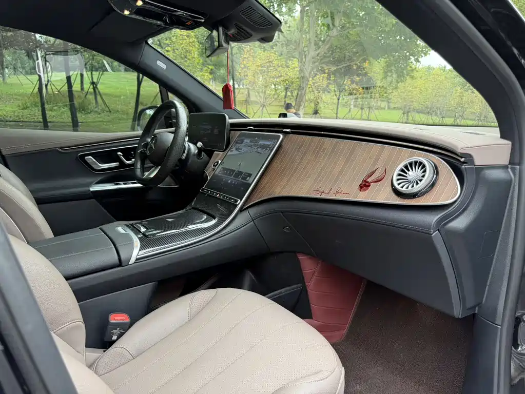 Mercedes-Benz EQE SUV — миниатюра 8