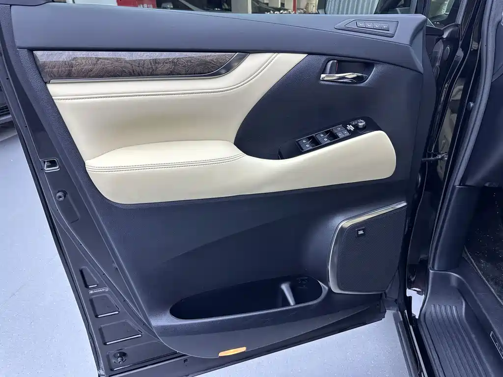 Toyota Alphard — миниатюра 13
