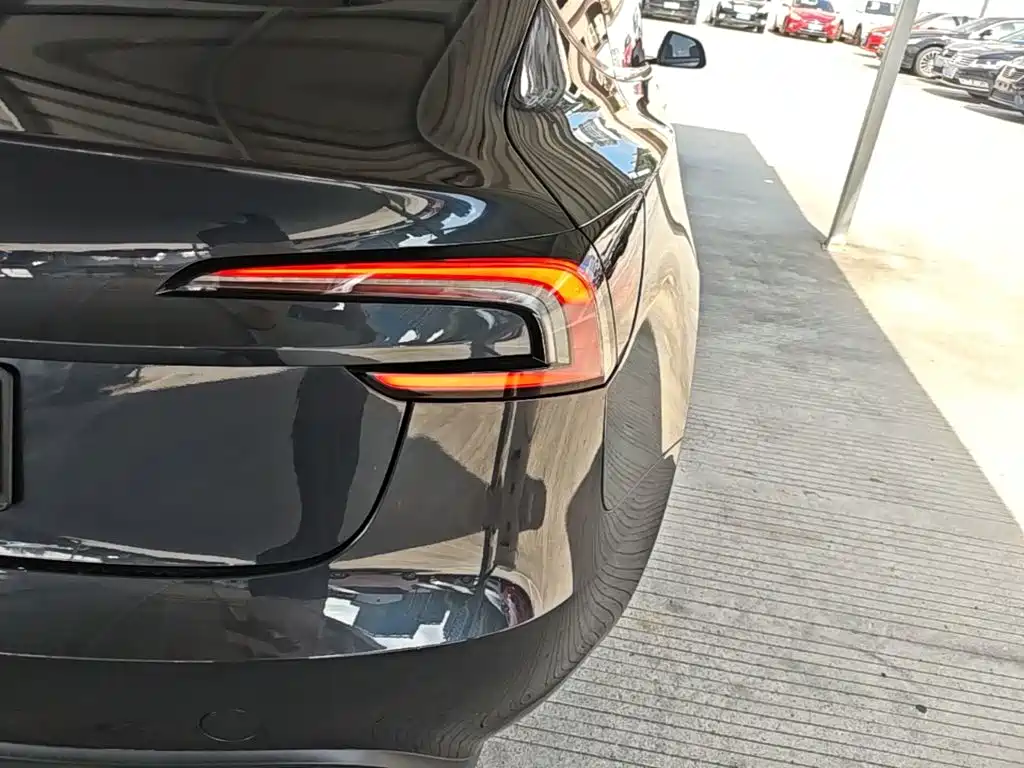 Tesla Model 3 — миниатюра 8