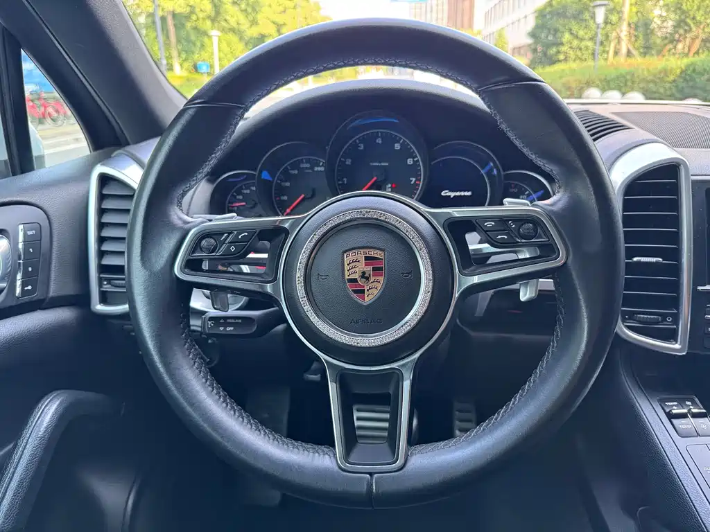 Porsche Cayenne — миниатюра 11
