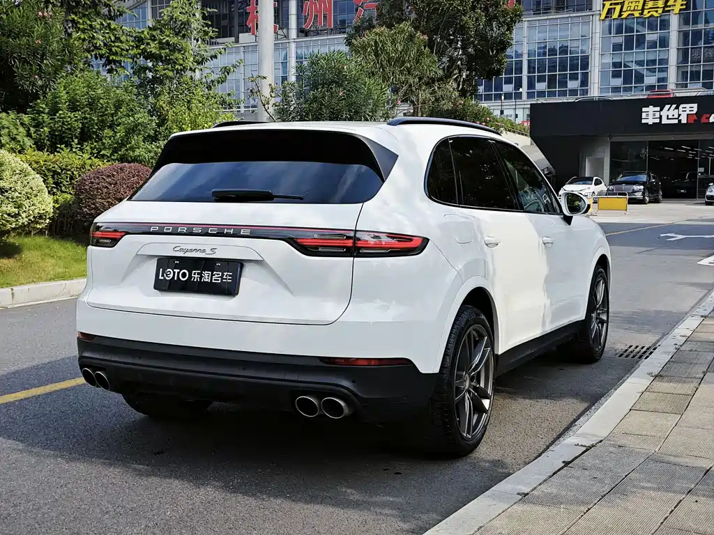 Porsche Cayenne — миниатюра 7