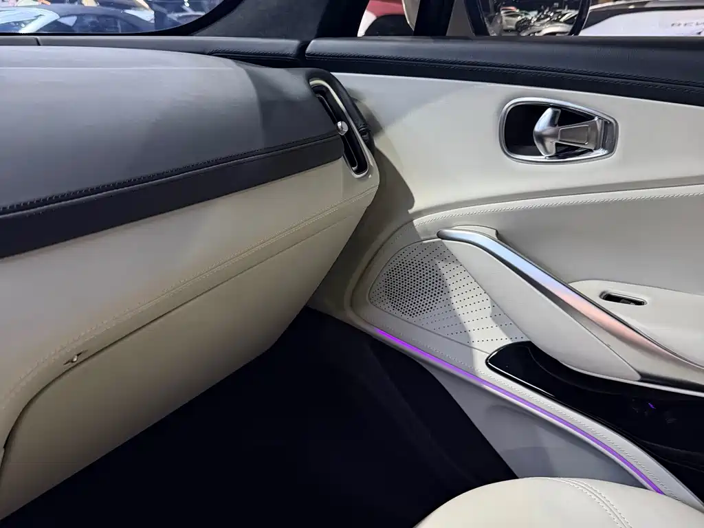 Aston Martin DBX — миниатюра 8