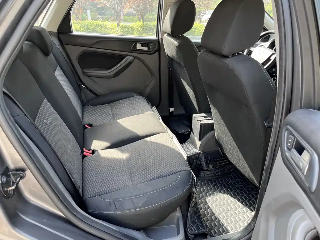 Ford Focus 2013 1.8L AT