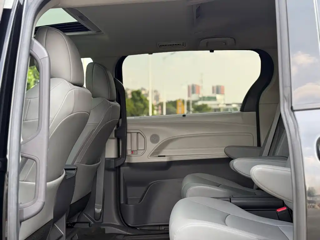 Toyota Granvia — миниатюра 9