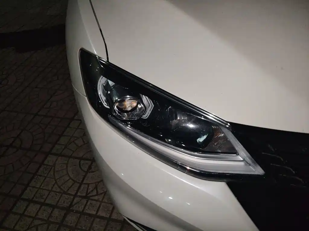 Nissan Tiida — миниатюра 7