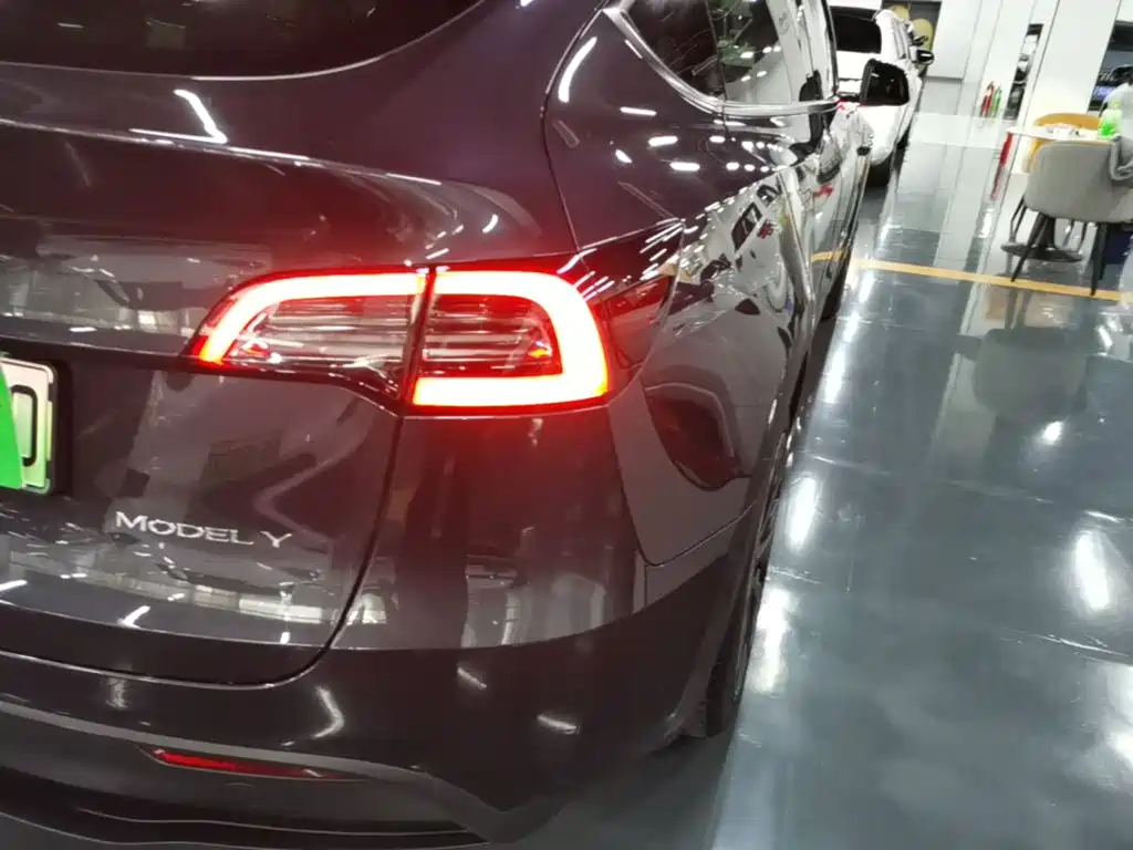 Tesla Model Y — миниатюра 8
