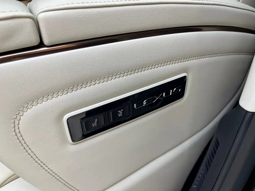 Lexus LM — миниатюра 22
