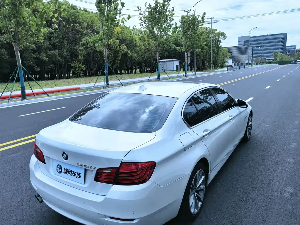 BMW 5 Series — миниатюра 12