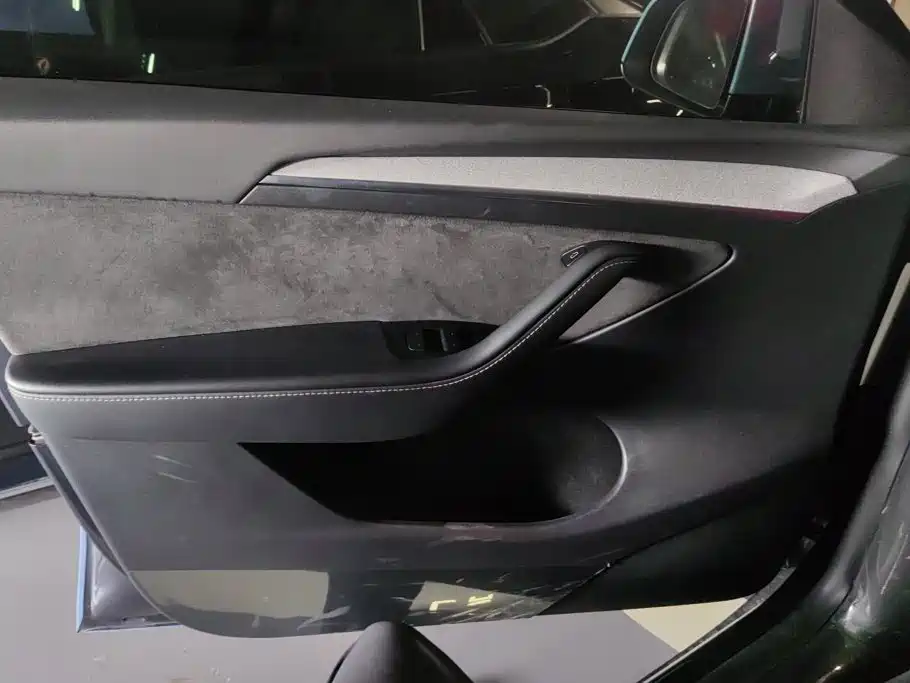 Tesla Model Y — миниатюра 7