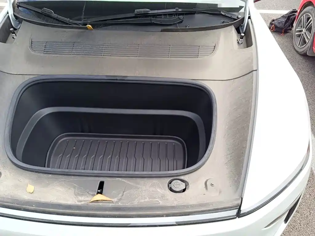 Tesla Model Y — миниатюра 20