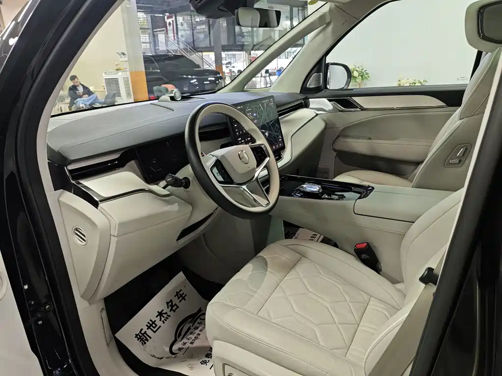 Volvo EM90 — миниатюра 5