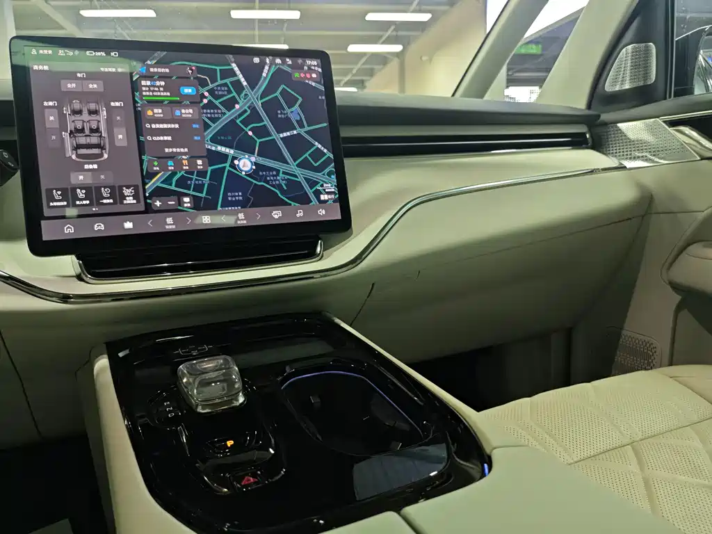 Volvo EM90 — миниатюра 10