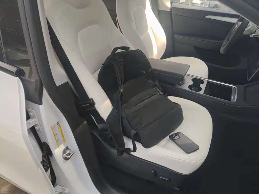 Tesla Model Y — миниатюра 25