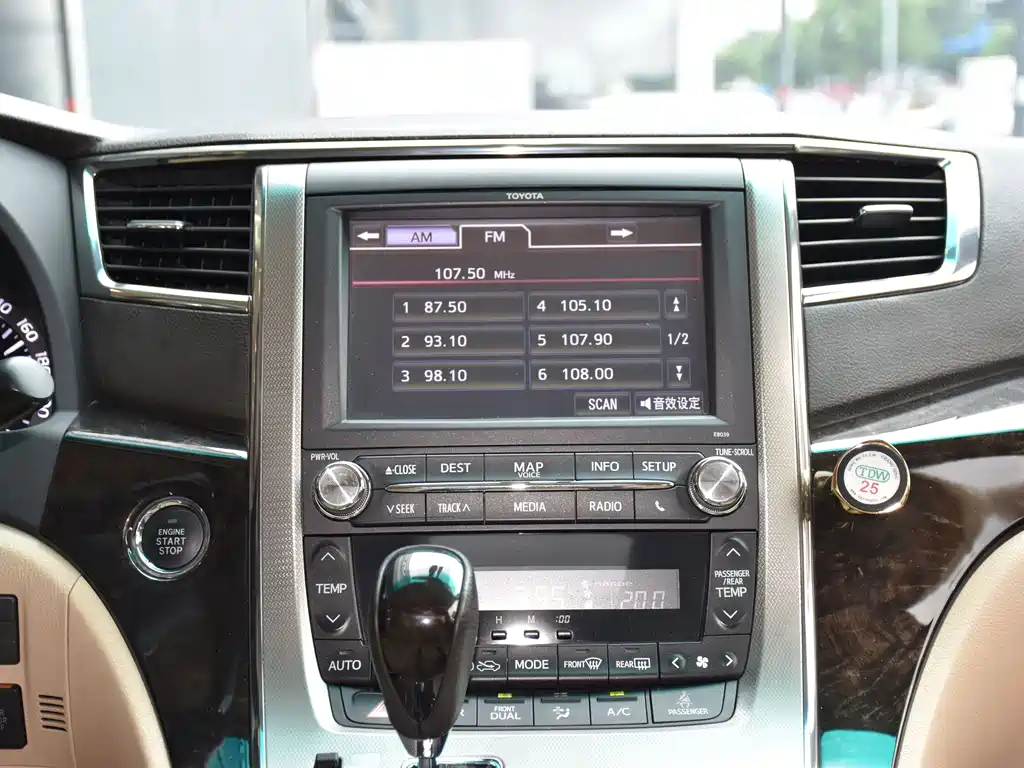 Toyota Alphard — миниатюра 13