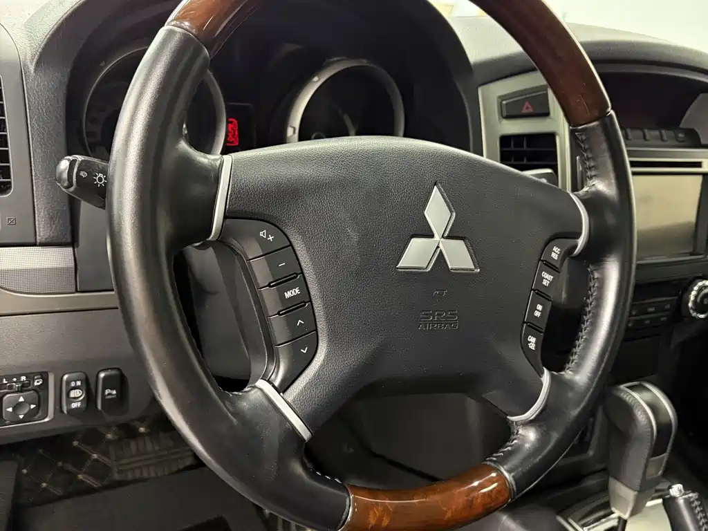 Mitsubishi Pajero (Import) — миниатюра 9