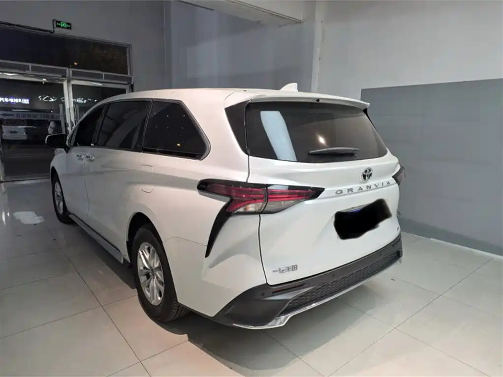 Toyota Granvia — миниатюра 11