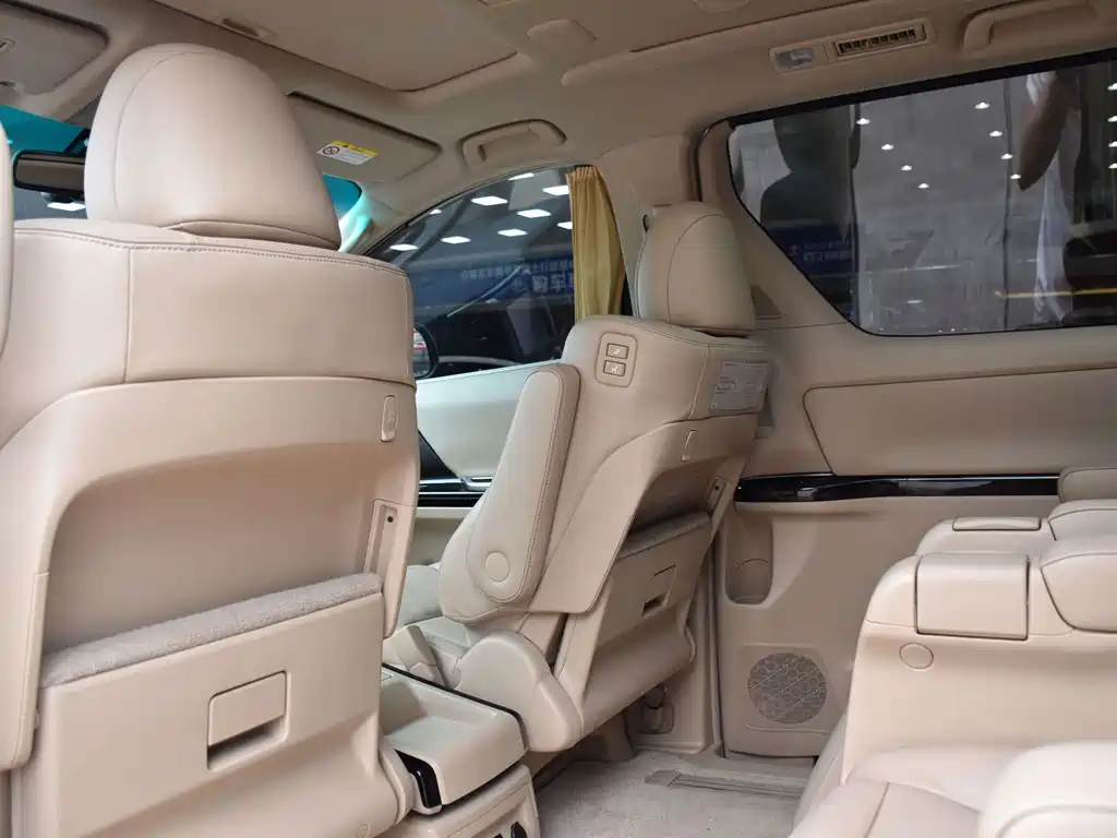 Toyota Alphard — миниатюра 7