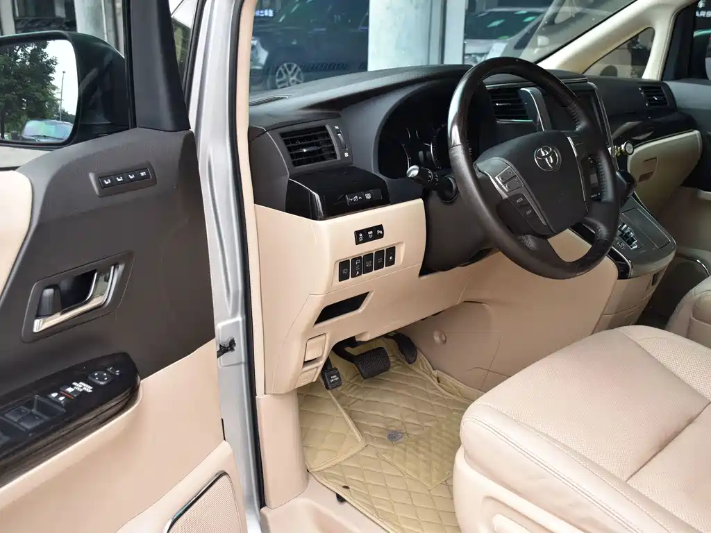 Toyota Alphard — миниатюра 6