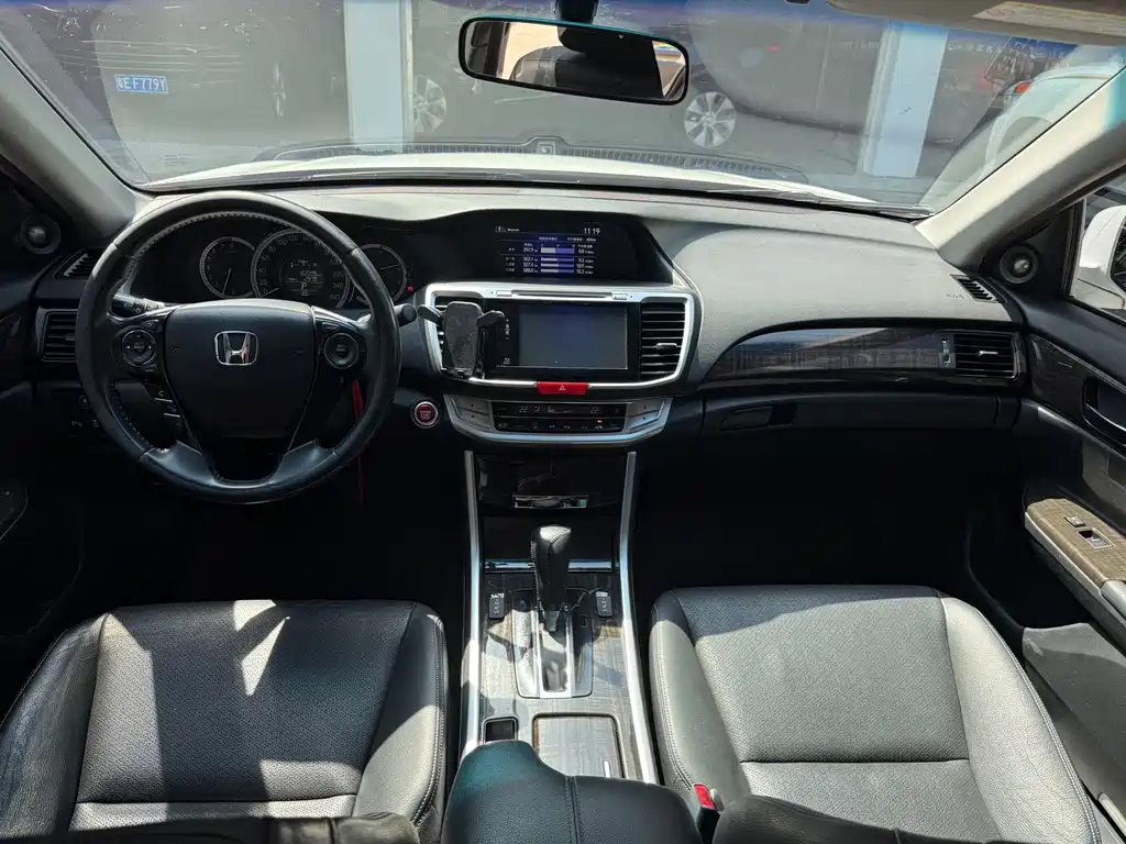 Honda Accord — миниатюра 9