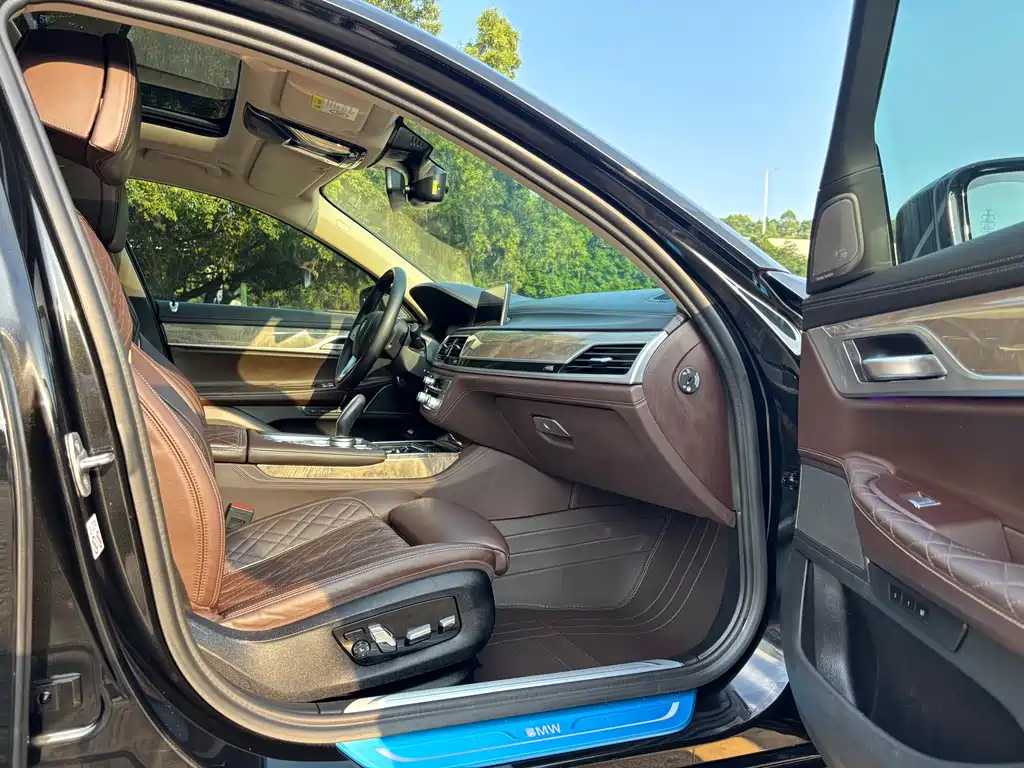 BMW 7 Series — миниатюра 9
